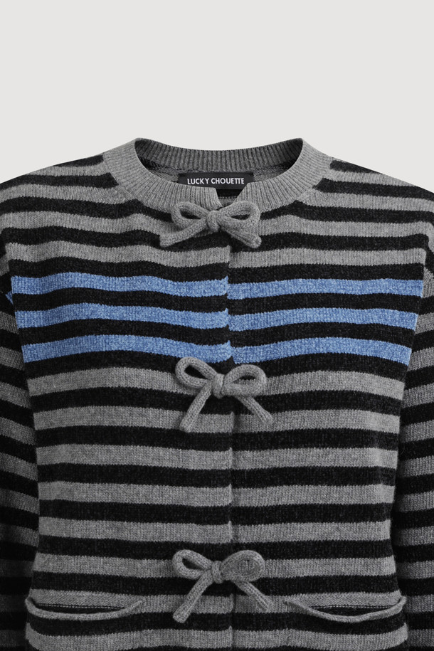 [Re-Order] 스트라이프 리본 니트 가디건은 부드러운 니트 소재로 제작되어 봄, 가을에 착용하기 좋은 여성용 가디건입니다. 라운드넥 디자인에 긴 소매 기장으로, 세미 스탠다드핏으로 편안하게 착용할 수 있습니다. 얇은 두께감과 부드러운 촉감이 특징이며, 히든 스냅 여밈과 리본 디테일이 여성스러운 분위기를 더합니다. 베이직하고 캐주얼한 스타일로, 데이트룩이나 봄 소풍룩에 활용하기 좋으며, 다양한 하의와 코디하여 미니멀, 클래식 스타일을 연출할 수 있습니다.
