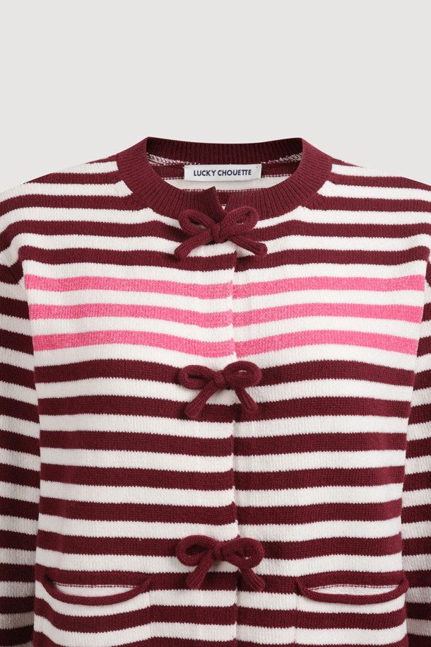 [Re-Order] 스트라이프 리본 니트 가디건은 가을, 겨울 시즌에 어울리는 여성 니트/스웨터입니다. 와인, 화이트 두 가지 컬러로 출시되었으며, 캐주얼, 미니멀, 클래식 스타일을 연출하기 좋습니다. 부드러운 촉감의 니트 소재에 라운드넥, 긴소매, 중간 두께로 디자인되었고, 세미 스탠다드핏으로 편안하게 착용 가능합니다. 히든 스냅 여밈과 리본 디테일이 돋보이며, 데이트룩 또는 모임룩에 활용하거나, 아우터 안에 이너로도 활용할 수 있어 실용적입니다. 다양한 하의와 코디하여 폭넓은 스타일을 연출해보세요.
