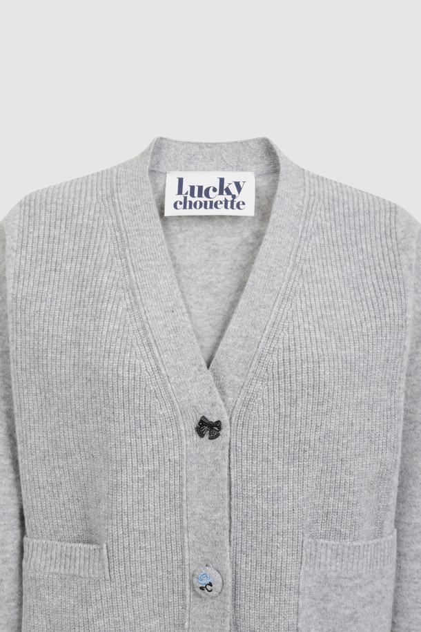 멜란지 그레이 컬러의 자수 디테일 브이넥 니트 가디건입니다. 울과 나일론 혼방 소재로 제작되어 포근하면서도 가벼운 착용감을 선사합니다. 세미 루즈핏에 크롭 기장으로, 캐주얼하고 베이직한 스타일을 연출하며, 플라워 모티브 단추와 조직감 디테일이 돋보입니다. 긴소매 디자인으로 가을, 겨울철 데이트룩이나 모임룩에 활용하기 좋으며, 레이어드 스타일링으로 다양한 분위기를 연출할 수 있습니다.
