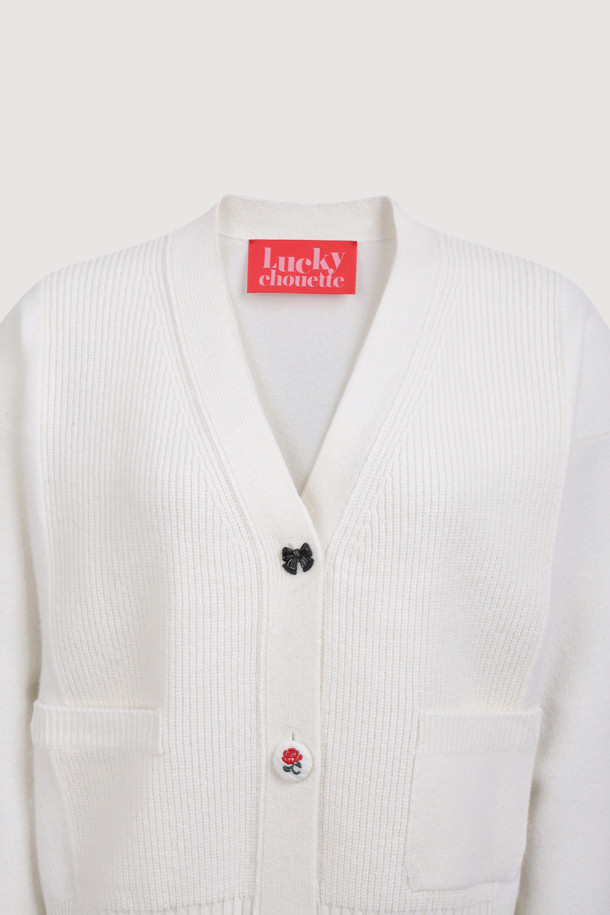 아이보리 컬러의 자수 디테일 브이넥 니트 가디건입니다. 울과 나일론 혼방 소재로 제작되어 포근함과 가벼운 촉감을 선사하며, 가을, 겨울 시즌에 안성맞춤입니다. 세미 루즈핏으로 편안하게 착용 가능하며, 플라워 모티브 단추와 좌우 포켓 디자인, 소매/등판/앞판의 서로 다른 조직감이 돋보입니다. 브이넥 라인으로 다양한 이너와 레이어드하여 데이트룩, 모임룩, 클래식, 미니멀, 캐주얼 스타일 모두 연출할 수 있습니다.
