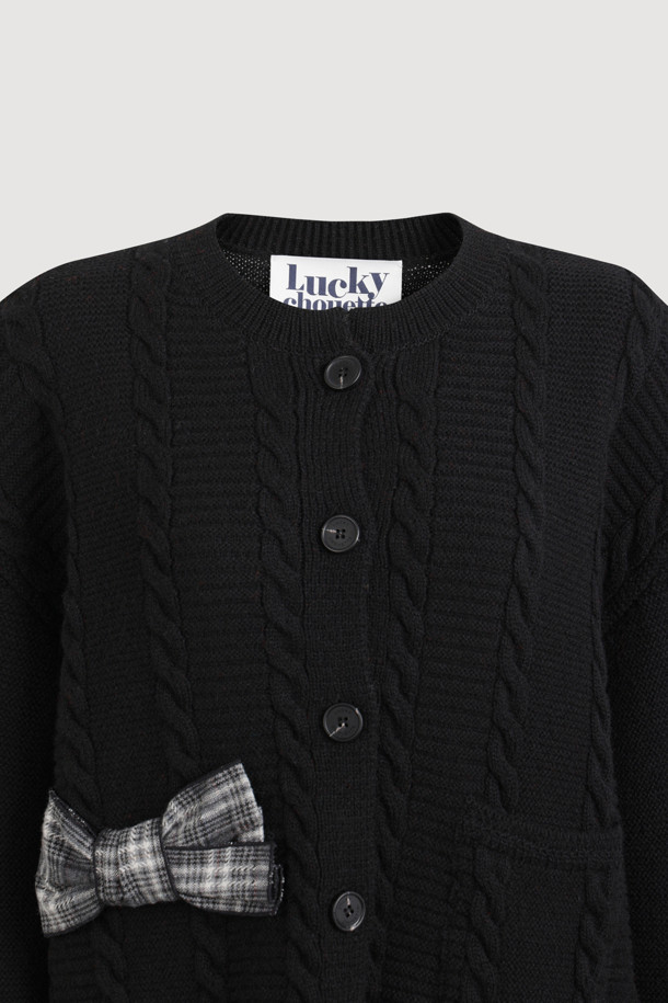 체크 리본 라운드 넥 니트 가디건 (블랙)은 가을, 겨울 시즌에 어울리는 여성 의류입니다. 부드러운 울 소재에 두꺼운 두께감으로 따뜻함을 제공하며, 라운드 넥과 긴 소매, 루즈핏으로 편안한 착용감을 선사합니다. 케이블 조직감과 체크 패턴이 클래식하고 캐주얼한 무드를 더하며, 체크 리본 장식이 여성스러운 포인트를 더합니다. 데이트룩, 모임룩, 출근룩 등 다양한 TPO에 활용 가능한 매력적인 아이템입니다.
