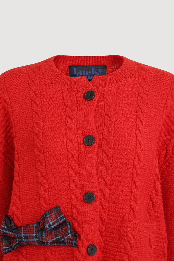 [Re-Order] 체크 리본 라운드 넥 니트 가디건 (레드)는 포근한 울 소재로 제작되어 가을, 겨울 시즌에 따뜻하게 착용하기 좋은 여성 니트 가디건입니다. 체크 패턴과 리본 장식이 걸리시한 무드를 더하며, 라운드 넥과 긴 소매 디자인으로 부드러운 촉감을 선사합니다. 넉넉한 루즈핏과 코쿠닝 실루엣으로 편안함을 강조하며, 데이트룩, 모임룩 등 다양한 TPO에 캐주얼, 클래식, 걸리시 스타일로 연출하기 좋습니다. 두꺼운 두께감의 케이블 조직 니트로 제작되어 따뜻함과 스타일을 동시에 잡았습니다.
