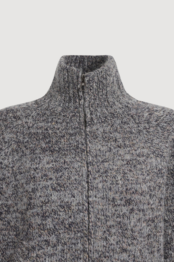 세련된 자수 디테일이 돋보이는 "자수 포인트 집업 니트 가디건 (그레이)"입니다. 부드러운 니트 소재와 두꺼운 두께감으로 따뜻하고 포근한 착용감을 선사하며, 래글런 소매와 페플럼 디자인으로 여성스러운 실루엣을 연출합니다. 하이넥 디자인과 금속 지퍼, 밑단 러플, 로고 자수, 핸드메이드 자수 등 섬세한 디테일들이 유니크한 스타일을 완성합니다. 캐주얼, 클래식, 미니멀 스타일 모두 소화 가능하며 모임룩으로도 활용하기 좋습니다. 쌀쌀한 가을, 겨울 시즌에 폭넓게 활용할 수 있는 실용적인 아이템입니다.
