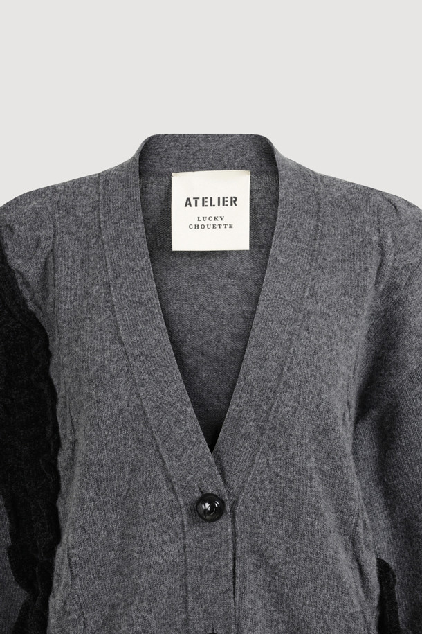 [Atelier] 벨벳 프릴 V넥 가디건 (다크 그레이)은 부드러운 울, 캐시미어, 나일론 혼방 소재로 제작되어 가을, 겨울 시즌 따뜻하고 포근하게 착용할 수 있습니다. 루즈핏 디자인에 케이블 조직감과 벨벳 프릴 디테일이 더해져 유니크하면서도 클래식한 분위기를 연출합니다. V넥 라인과 긴 소매 기장으로 여성스러운 실루엣을 강조하며, 고급스러운 개발 금속 단추로 포인트를 더했습니다. 겨울 데일리룩, 모임룩, 데이트룩 등 다양한 TPO에 맞춰 클래식, 미니멀, 시크한 스타일을 완성해보세요.
