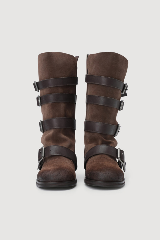 세련된 무드의 스웨이드 미들 부츠(브라운)입니다. 라운드 앞코와 청키힐 디자인으로 캐주얼하면서도 클래식한 스타일을 연출합니다. 부드러운 스웨이드 소재에 스트랩 버클 디테일, 앞부분 접이식 디자인이 돋보이며, 미들컷 탑라인으로 다리 라인을 더욱 돋보이게 합니다. 가을, 겨울 시즌, 가을 나들이룩, 겨울 데일리룩에 폭넓게 활용 가능하며, 인솔 쿠셔닝으로 편안한 착용감을 선사합니다. 미니멀한 스타일을 선호하는 여성분들께 추천합니다.
