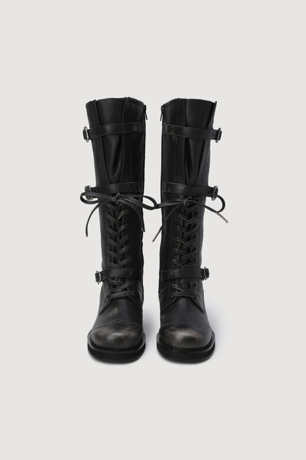 **[Re-Order] 레이스업 워싱 레더 롱 워커 부츠(블랙)**

빈티지한 감성의 워싱 가죽 소재와 블랙 컬러가 돋보이는 여성 롱 워커 부츠입니다. 라운드 토우 디자인에 미드컷 탑라인으로 편안함과 스타일리시함을 동시에 잡았습니다. 청키힐 굽으로 안정적인 착화감을 제공하며, 3개의 금속 엠블럼 버클과 안쪽 지퍼, 레이스업 디자인으로 사이즈 조절 및 탈착용이 용이합니다. 가을, 겨울 시즌 데일리룩, 나들이룩, 데이트룩에 캐주얼하면서도 클래식한 무드를 더해보세요.
