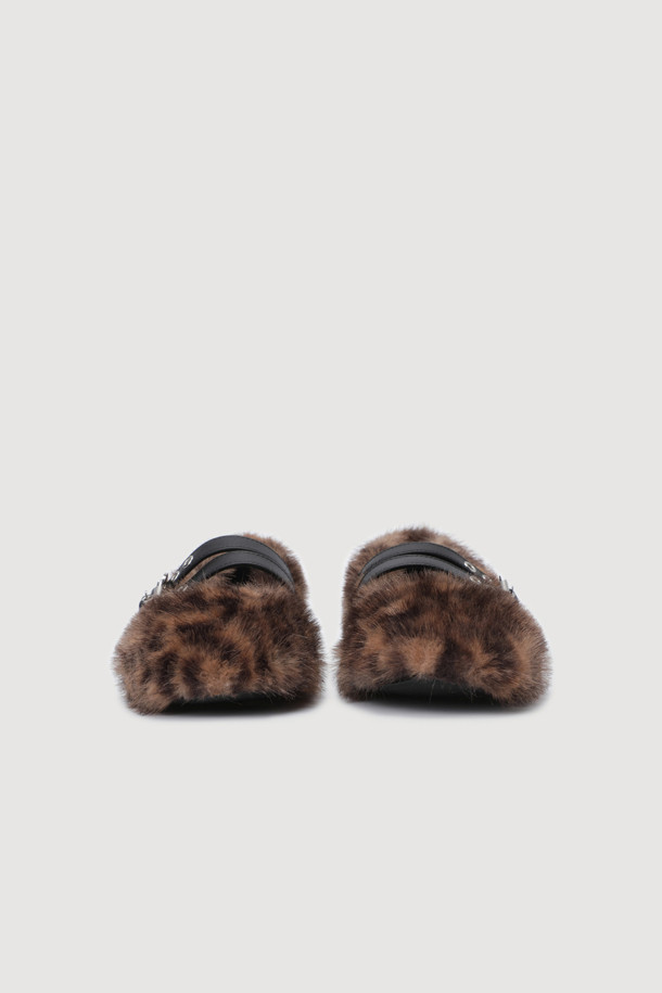 레오파드 플랫 슈즈(multi color)는 여성스러운 스타일을 완성하는 데일리 플랫슈즈입니다. 페이크퍼 소재에 라운드 앞코 디자인으로 편안함과 부드러운 착용감을 선사합니다. 멀티컬러 레오파드 무늬가 유니크하고 클래식한 무드를 더하며, 발등 가죽 스트랩과 엠블럼 버클 디테일로 세련된 포인트를 더했습니다. 쿠셔닝 안감과 플랫 굽으로 편안함을 제공하며, 데이트룩, 모임룩, 카페룩 등 다양한 TPO에 매치하기 좋습니다. 클래식, 미니멀, 걸리시 스타일을 즐겨 입는 분들께 추천합니다.
