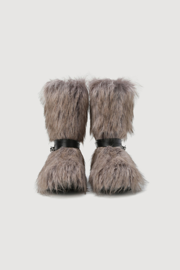 다크 베이지 컬러의 A-Fake Fur 부츠입니다. 여성용 부츠로, 페이크 퍼와 가죽 소재를 사용하여 겨울철 따뜻하게 착용할 수 있습니다. 클래식하면서도 유니크한 스타일을 연출하며, 엠블럼 버클 장식으로 포인트를 더했습니다. 쿠셔닝을 보강하여 편안한 착화감을 제공하며, 겨울 데일리룩, 모임룩, 쇼핑룩에 모두 잘 어울립니다. 미니멀하고 시크한 스타일을 즐기는 여성분들께 추천합니다.
