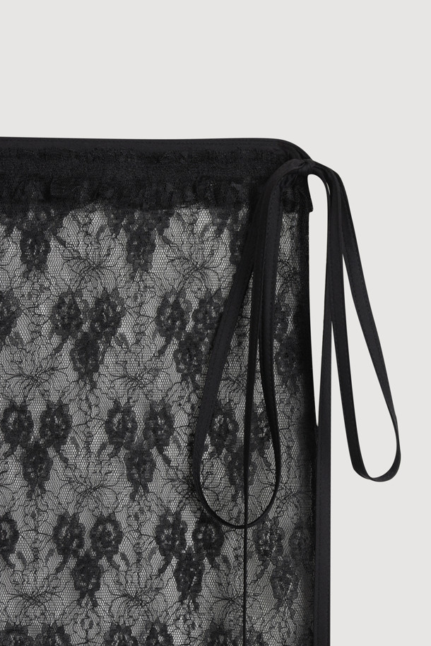 레이스 메쉬 랩 스커트(블랙)는 여성스러운 매력을 강조하는 캐주얼 스커트입니다. 봄, 여름 시즌에 어울리는 얇은 두께감과 플라워, 레이스 무늬가 특징이며, 유니크하고 클래식한 스타일을 연출합니다. 랩 스타일의 덧장 스커트로, 프릴 디테일과 배색 끈 여밈, 레이어드 스타일이 돋보입니다. 데이트룩, 카페룩, 모임룩 등 다양한 TPO에 활용 가능하며, 클래식, 로맨틱, 캐주얼 스타일을 즐기는 분들께 추천합니다. 오픈 클로징이 가능하여 편안하게 착용할 수 있습니다.
