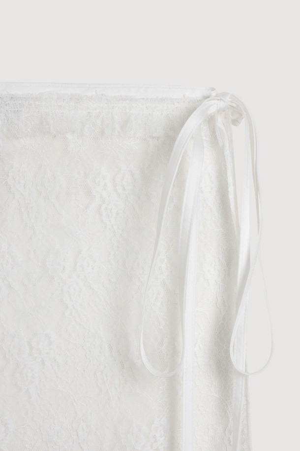 레이스 메쉬 랩 스커트(아이보리)는 로맨틱하고 클래식한 무드를 연출하는 여성용 스커트입니다. 플라워 패턴 레이스와 부드러운 촉감의 메쉬 소재가 어우러져 봄, 여름 시즌에 시원하고 여성스러운 분위기를 선사합니다. 랩 스타일 디자인으로 허리 라인을 강조하며, 배색 끈 여밈과 프릴 디테일이 사랑스러운 포인트를 더합니다. 덧장 스커트 형태로 안심하고 착용할 수 있으며, 데이트룩, 카페룩, 모임룩 등 다양한 TPO에 활용 가능합니다.  오픈 클로징이 가능하며, 올뜯김이나 미어짐에 유의하여 착용해주세요.
