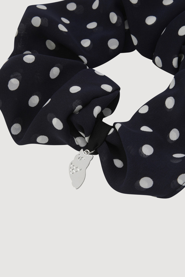 럭키슈에뜨 Dot Pattern 스크런치(네이비)는 클래식하면서도 유니크한 스타일을 연출해줍니다. 네이비 컬러 바탕에 도트 패턴이 돋보이며, 금속 장식으로 포인트를 더해 고급스러운 느낌을 선사합니다. 데일리 헤어 액세서리로 활용하기 좋으며, 고급스러운 포장 패키지로 제공됩니다.
