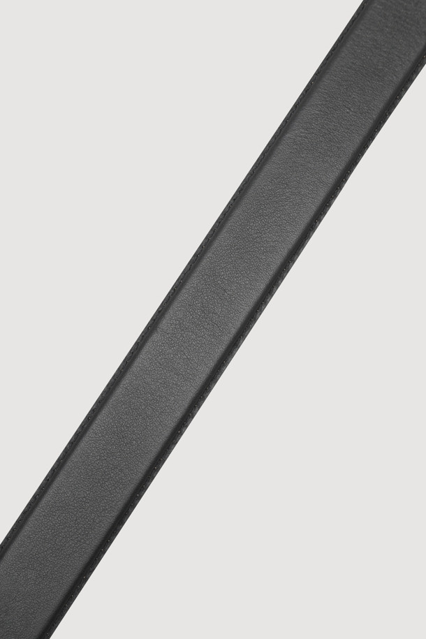 엠블럼 금속 버클 장식이 돋보이는 [Re-Order] Emblem Metal Leather Belt는 부드러운 소가죽 소재로 제작되어 편안한 착용감을 선사합니다. 블랙 컬러에 웨어러블한 디자인, 그리고 유연한 소재는 어떤 스타일에도 잘 어울립니다. 고급스러운 포장 패키지로 제공되어 선물용으로도 좋습니다.
