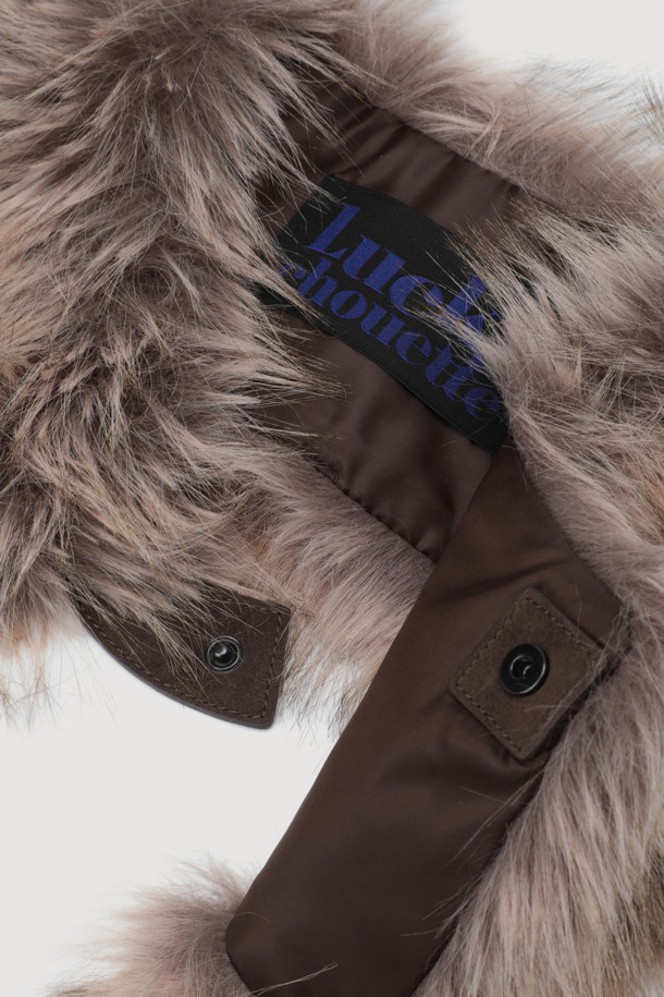 페이크 폭스 머플러(다크 베이지)는 부드러운 촉감의 페이크 폭스, 페이크 퍼 소재로 제작되어 따뜻함과 고급스러움을 동시에 선사합니다. 넥 카라 디자인과 앞 가죽 비죠 장식으로 클래식하면서도 크리에이티브한 무드를 연출합니다. 다크 베이지 컬러는 겨울 데일리룩과 모임룩에 모두 잘 어울리며, 미니멀한 스타일에도 포인트를 더해줍니다. 다양한 룩에 세련된 포인트를 더하고 싶은 분들께 추천합니다.
