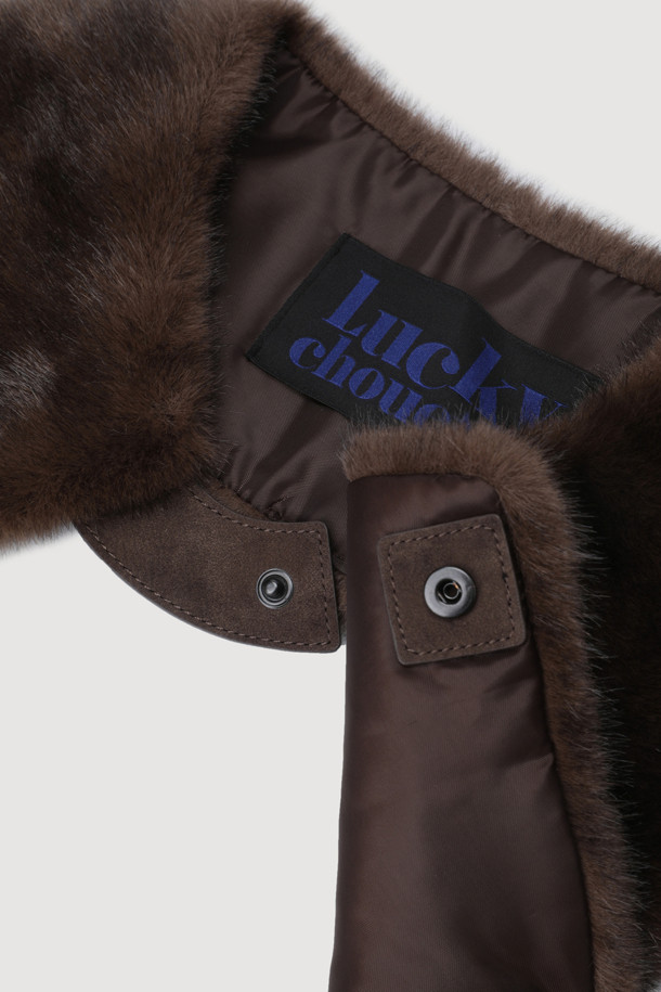 페이크 폭스 머플러(브라운)는 부드러운 촉감의 페이크 폭스 & 페이크 퍼 소재로 제작되어 가을, 겨울 시즌 따뜻하게 착용하기 좋은 머플러입니다. 클래식한 무드의 무지 디자인에 넥 카라 모양으로 제작되어 세련된 분위기를 연출하며, 앞 가죽 비죠 장식으로 여밈을 더했습니다. 두꺼운 두께감으로 보온성을 높였으며, 겨울 데일리룩, 모임룩, 데이트룩 등 다양한 TPO에 활용하여 클래식, 미니멀, 시크 스타일을 완성할 수 있습니다. 어떤 룩에도 포인트 아이템으로 활용하기 좋은 머플러입니다.
