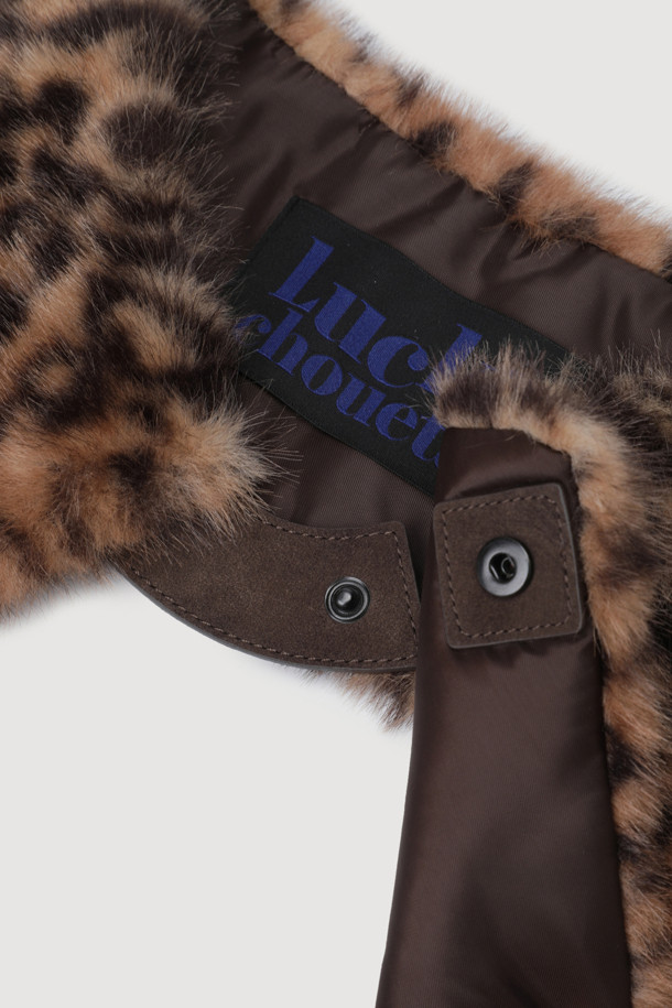 페이크 폭스 머플러(멀티 컬러)는 부드러운 촉감과 따뜻함을 선사하는 여성용 머플러입니다. 가을, 겨울 시즌에 착용하기 좋으며, 클래식한 레오파드 패턴과 두꺼운 두께로 포인트를 더했습니다. 넥 카라 디자인과 비죠, 가죽 장식이 더해져 고급스러운 무드를 연출합니다. 데일리룩, 모임룩, 데이트룩 등 다양한 TPO에 활용하여 클래식, 시크, 미니멀 스타일을 완성해보세요.
