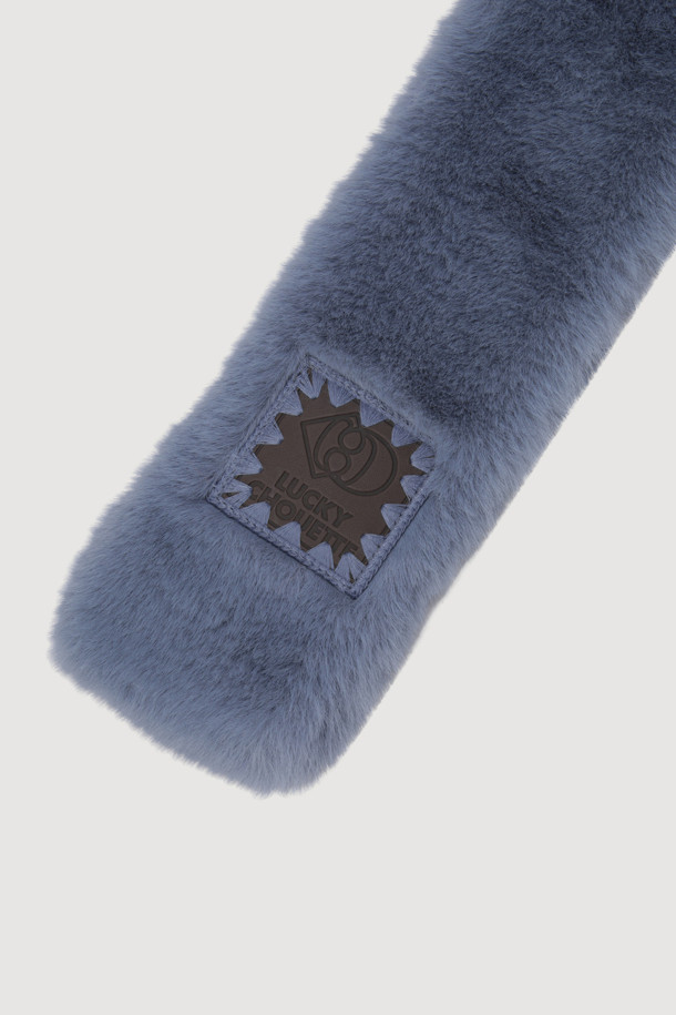 와펜 포인트 페이크 퍼 머플러(블루)는 부드러운 페이크 퍼 소재로 제작되어 겨울철 보온성을 높여주는 머플러입니다. 톤 다운된 블루 컬러와 무지 디자인으로 어떤 스타일에도 쉽게 매치할 수 있으며, 와펜 장식이 포인트로 돋보입니다. 두꺼운 두께감으로 추위를 효과적으로 막아주며, 넉넉한 사이즈로 목을 감싸 포근한 착용감을 선사합니다. 캐주얼, 미니멀 스타일은 물론 겨울 데일리룩, 산책룩, 동네 마실룩 등 다양한 TPO에 활용하기 좋은 데일리 아이템입니다.
