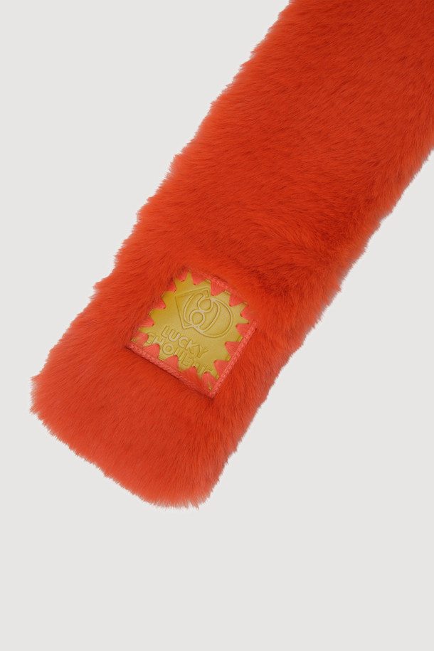 오렌지 컬러의 와펜 포인트 페이크 퍼 머플러입니다. 부드러운 촉감의 한 톤 페이크 퍼 소재로 제작되어 겨울철 데일리룩에 따뜻함과 캐주얼한 무드를 더해줍니다. 앞쪽에 와펜 장식으로 유니크한 포인트를 주어 밋밋함을 덜었습니다. 두꺼운 두께감으로 보온성을 높였으며 활용도가 높아 겨울철 필수 아이템으로 추천합니다.
