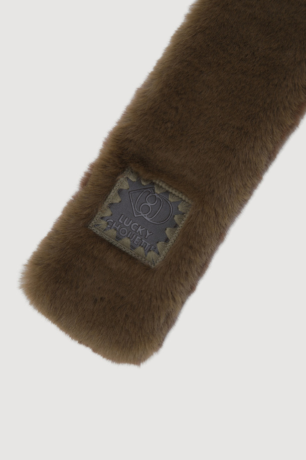 Wappen Point 페이크 퍼 머플러(멀티 컬러)는 가을과 겨울에 활용하기 좋은 데일리 머플러입니다. 캐주얼, 미니멀, 클래식 스타일 모두 소화 가능한 디자인으로, 다양한 룩에 매치하기 용이합니다. 멀티 컬러 페이크 퍼 소재에 와펜 장식이 더해져 포인트를 줍니다. 가을 나들이룩, 겨울 데일리룩 등 TPO에 맞춰 스타일링하여 보온성과 패션을 동시에 잡을 수 있습니다.
