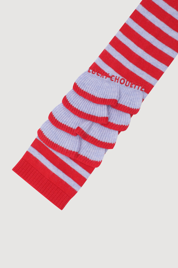 레드 컬러의 스트라이프 니트 머플러입니다. 울, 캐시미어, 나일론 혼방 소재로 제작되어 부드러운 촉감과 뛰어난 보온성을 제공합니다. 가을, 겨울철 일상에서 활용하기 좋은 베이직하고 캐주얼한 스타일의 머플러로, 다양한 스타일 연출이 가능합니다. 얇은 두께감으로 답답함 없이 착용할 수 있으며, 스트라이프 패턴이 포인트를 더합니다.
