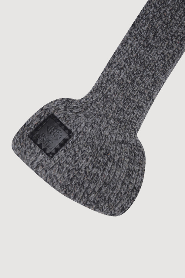 "Frill Knit 머플러(멜란지 그레이)"는 캐주얼과 클래식 스타일을 모두 아우르는 유니크한 디자인의 머플러입니다. 멜란지 그레이 컬러의 니트 소재로 제작되어 부드러운 촉감을 선사하며, 가을과 겨울에 따뜻하게 착용할 수 있습니다. 양 끝의 프릴 디테일과 언발란스한 조직감이 특징이며, MULINE 타입 원사를 사용하여 풍성한 볼륨감을 더했습니다. 모임룩에 포인트를 더할 수 있는 아이템입니다.
