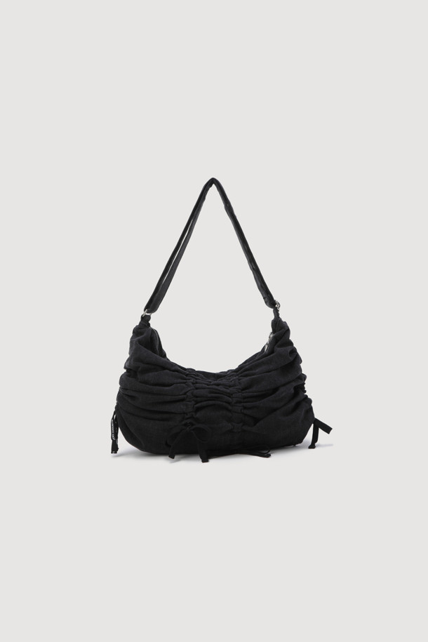 데님 워싱 토트백(블랙)은 캐주얼, 스트릿 스타일을 즐겨 입는 여성 고객을 위한 가방입니다. 고밀도 트윌 소재의 데님으로 제작되었으며, 셔링과 레터링 디자인으로 포인트를 더했습니다. 크로스백으로도 활용 가능한 투웨이(two-way) 디자인과 가벼운 무게(경량)로 일상생활에서 편리하게 사용할 수 있습니다. 블랙 컬러로 어떤 옷에도 잘 어울리며, 데님 소재 특유의 빈티지한 매력을 느낄 수 있습니다.
