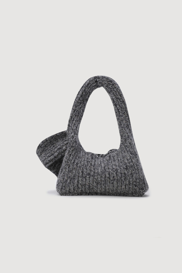 멜란지 그레이 컬러의 Frill Knit 숄더백(프릴 니트 숄더백)입니다. 부드러운 니트 소재에 볼드한 프릴 디테일이 더해져 유니크한 분위기를 연출합니다. 핸드메이드 방식으로 제작되었으며, 언발란스 디자인으로 세련된 멋을 더했습니다. 미니 사이즈로 데이트룩, 걸리시, 미니멀 스타일 연출에 적합하며, 끈 잠금 방식으로 편안하게 사용할 수 있습니다. MULINE 타입 원사를 사용하여 섬세하고 고급스러운 느낌을 줍니다.
