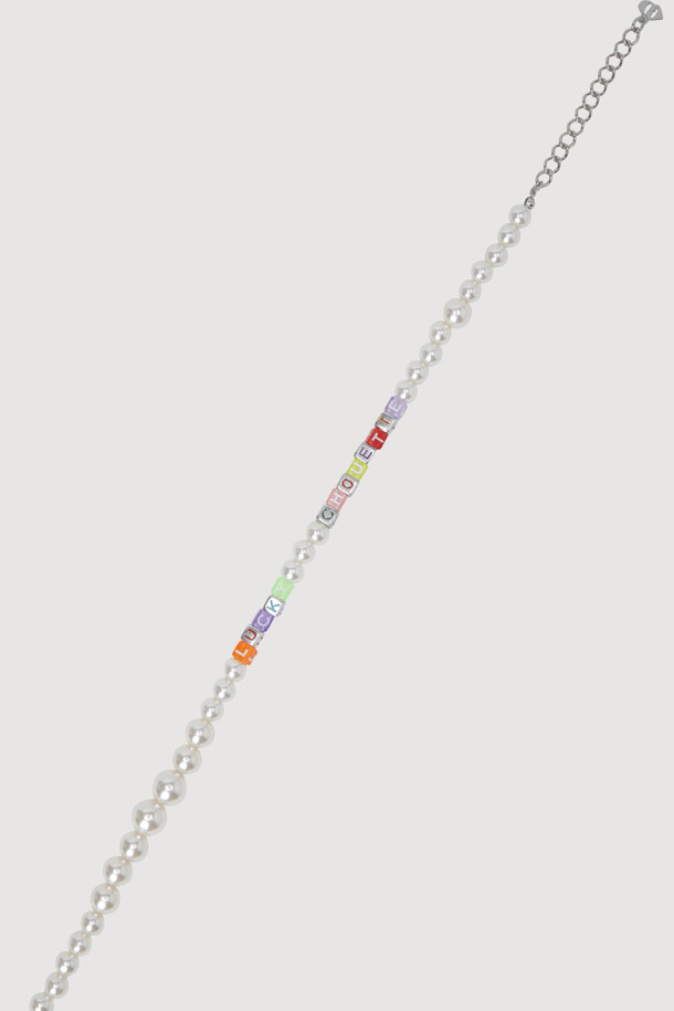 크기가 다른 진주와 다양한 컬러 레터링 비즈의 조화가 돋보이는 Lettering Point Pearl Necklace입니다. 캐주얼부터 페미닌까지, 어떤 스타일에도 잘 어울리는 데일리 목걸이로, 단독 또는 레이어드하여 다채로운 연출이 가능합니다. 럭키슈에뜨 전용 패키지로 제공되어 소장 가치를 더합니다.
