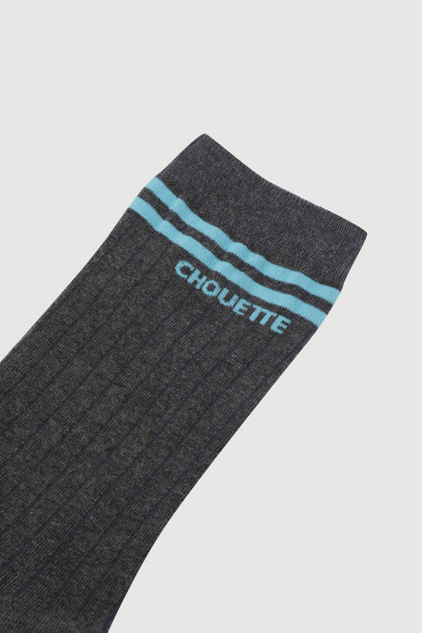 다크 그레이 컬러의 Ankle Ringle 골지 양말입니다. 면 소재로 제작되었으며, 발목 상단 링글 디테일과 바닥 엠블럼 자카드 디자인이 특징입니다. 일상 생활에서 편안하게 착용할 수 있는 아이템입니다.
