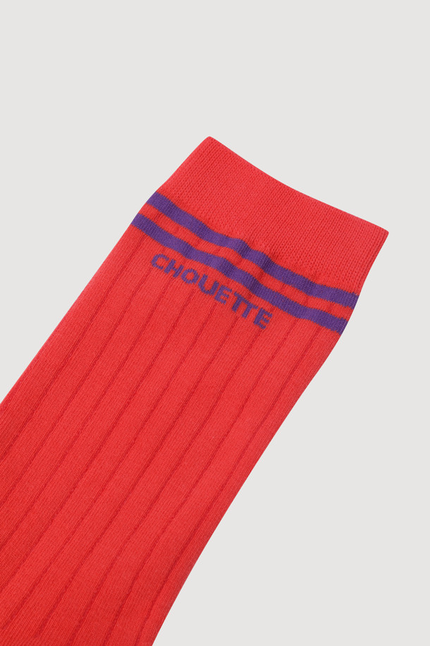 Ankle Ringle Ribbed Socks(red)는 면 소재로 제작된 남녀 공용 양말입니다. 발목 상단 링글 디테일과 바닥 엠블럼 자카드, 골지 패턴이 캐주얼한 스타일을 연출하며 사계절 내내 착용하기 좋습니다. 레드와 네이비 두 가지 컬러로 만나보세요.
