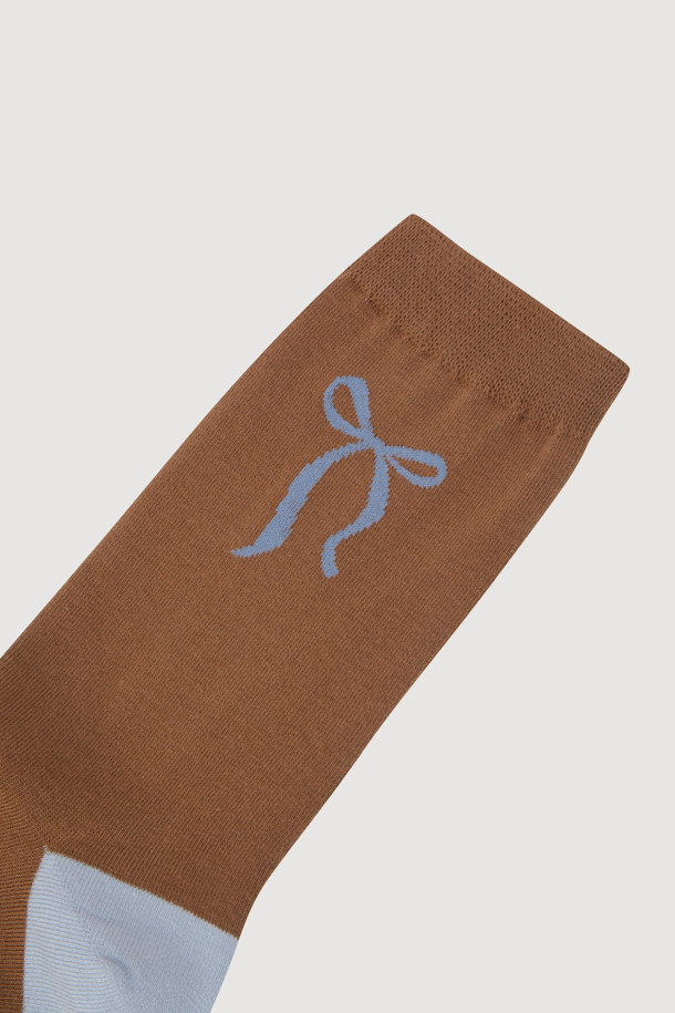 리본 포인트 삭스(브라운)는 면 소재로 제작되어 편안한 착용감을 선사합니다. 은은한 브라운 컬러에 리본 직조 포인트가 더해져 캐주얼하면서도 사랑스러운 분위기를 연출합니다. 앞뒤꿈치 배색 디자인으로 포인트를 더했으며, 동네 마실룩이나 산책룩에 매치하기 좋습니다. 미니멀한 스타일을 선호하는 분들께 추천하며, 일상에서 폭넓게 활용할 수 있습니다. 단품으로 구성되어 있습니다.
