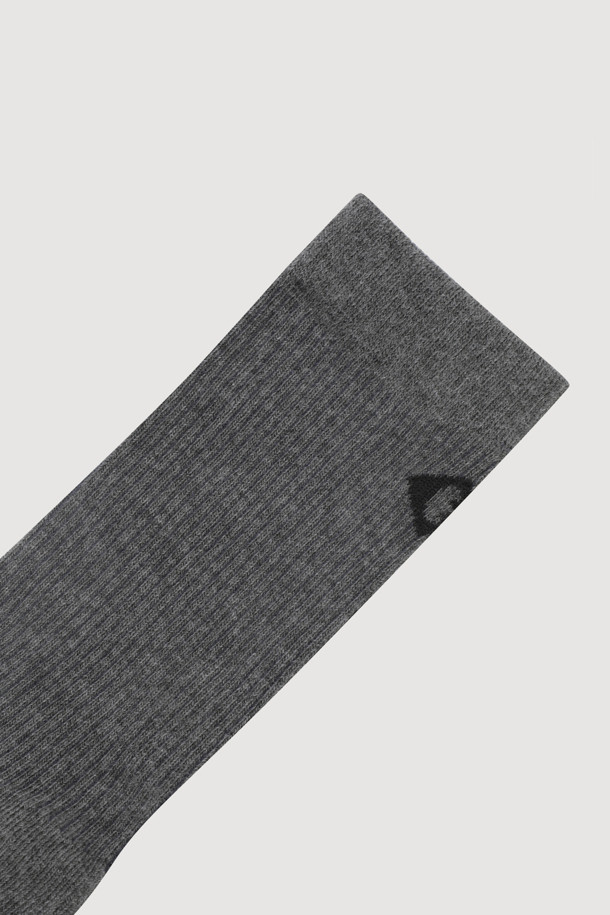 베이직 골지 양말(멜란지 그레이)는 사계절 내내 활용 가능한 데일리 아이템입니다. 면 소재로 제작되어 부드러운 착용감을 선사하며, 발목 상단 엠블럼 직조와 바닥 레터링 자카드로 포인트를 더했습니다. 멜란지 그레이 컬러와 골지 패턴이 어우러져 캐주얼, 미니멀, 클래식 스타일의 옷차림에 잘 어울립니다. 산책룩에 매치하여 편안하면서도 스타일리시한 연출을 완성해보세요.
