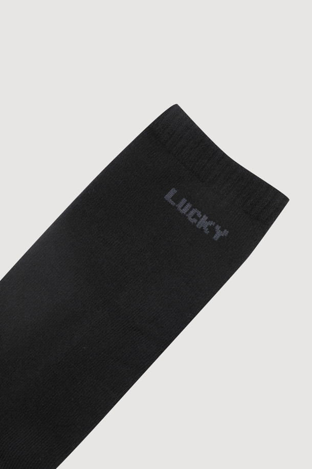 레터링 포인트 삭스(블랙)는 데일리룩에 활용하기 좋은 양말입니다. 발목 상단 레터링 포인트와 바닥 엠블럼 모티브 자카드 디테일이 특징이며, 캐주얼 및 미니멀 스타일을 연출하기 좋습니다. 면 소재로 제작되어 편안한 착용감을 선사하며, 동네 마실룩에 적합합니다. 블랙 컬러의 단품으로 제공됩니다.
