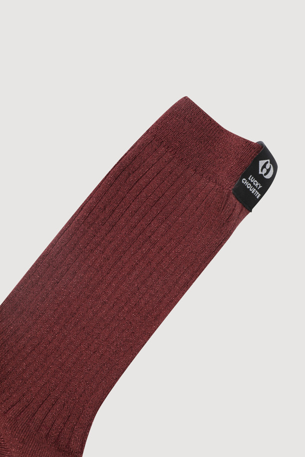 라벨 데코레이티드 메탈 삭스(브라운)는 골지 패턴에 메탈사 소재를 사용하여 독특한 질감을 선사합니다. 발목 상단 라벨 포인트 디테일이 돋보이며, 크리에이티브하고 유니크한 스타일을 연출합니다. 쇼핑룩과 카페룩에 매치하여 클래식, 미니멀, 캐주얼 무드를 완성할 수 있습니다. 데일리룩에 포인트를 더해 스마트 캐주얼 스타일을 연출해보세요. 
