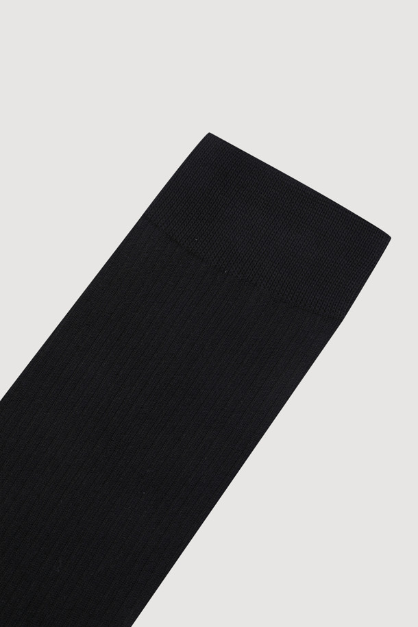 실켓 베이직 삭스(블랙)는 부드러운 터치감과 유연한 착용감을 선사하는 데일리 양말입니다. 실켓 소재로 제작되어 편안한 착용감을 제공하며, 사계절 내내 활용하기 좋습니다. 엠블럼 자카드 패턴으로 포인트를 주어 미니멀, 캐주얼, 클래식 등 다양한 스타일에 매치하기 용이합니다. 남녀 공용으로 착용 가능하며, 단품으로 판매됩니다. 일상생활에서 편안하게 즐겨 입을 수 있는 기본 아이템입니다.
