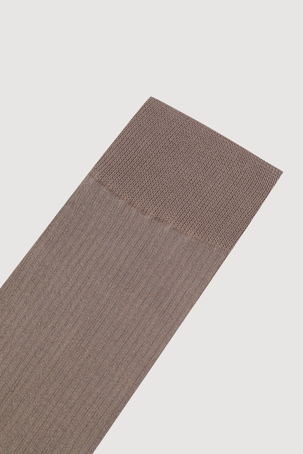 실켓 베이직 삭스(브라운)는 부드러운 실켓사 소재로 제작되어 유연한 착용감을 선사합니다. 데일리룩에 활용하기 좋은 베이직 아이템으로, 집콕룩이나 산책룩에 편안하게 매치할 수 있습니다. 미니멀, 클래식, 캐주얼 스타일을 선호하는 분들께 추천합니다. 발목 부분의 엠블럼 자카드 디테일이 은은한 포인트를 더합니다. 브라운 컬러로 어떤 옷에도 잘 어울립니다.
