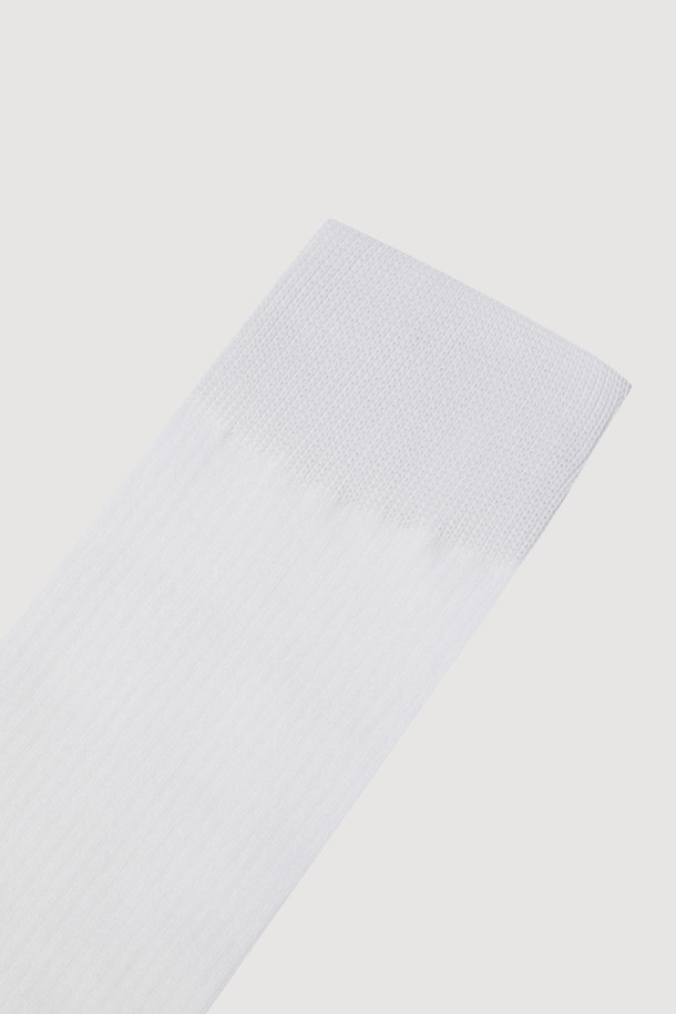 실켓 베이직 삭스(화이트)는 부드러운 실켓 소재로 제작되어 편안한 착용감을 선사하는 양말입니다. 자카드 패턴과 엠블럼 모티브 디자인 장식으로 포인트를 주었으며, 사계절 내내 활용 가능한 데일리 아이템입니다. 캐주얼, 미니멀, 클래식 스타일 모두 소화 가능하여 동네 마실룩이나 집콕룩에 매치하기 좋습니다. 남녀 공용으로 착용할 수 있는 실용적인 디자인의 양말입니다.
