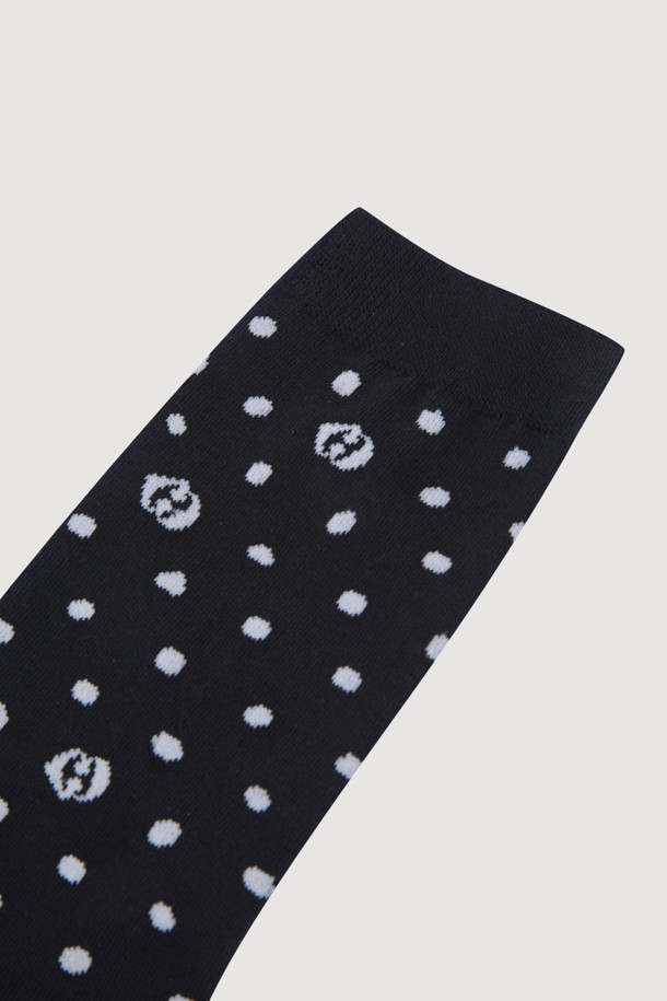 네이비 컬러의 Dot Socks입니다. 면 소재로 제작되어 부드러운 촉감을 선사하며, 일상생활에서 편안하게 착용할 수 있습니다. 발바닥 부분에는 슈에뜨 모티브 자카드 디테일이, 전반적으로는 도트와 엠블럼 믹스 패턴이 적용되어 캐주얼한 스타일을 연출합니다.
