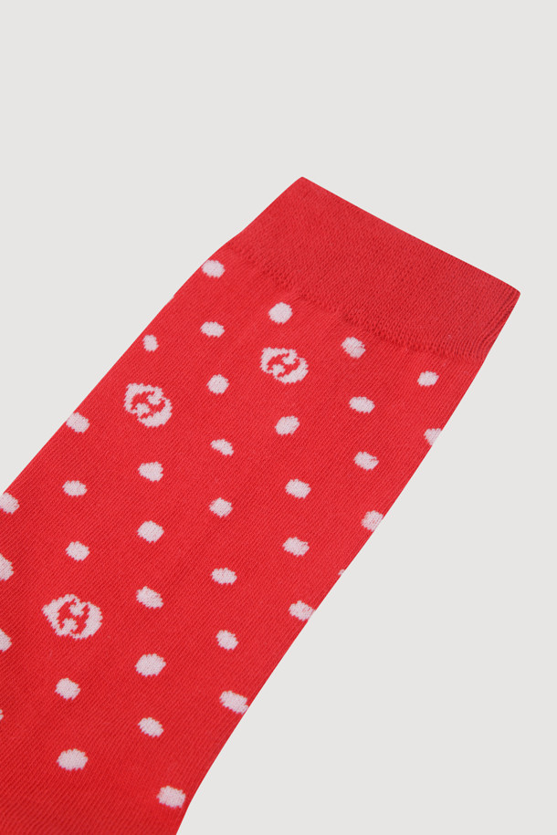 Dot Socks(red)는 면 소재로 제작되어 편안한 착용감을 선사하는 캐주얼 양말입니다. 엠블럼과 도트 패턴이 믹스되어 발랄한 포인트를 더하며, 레드와 핑크 컬러로 다채로운 스타일 연출이 가능합니다. 바닥에는 슈에뜨 모티브 자카드 디테일이 더해져 섬세함을 엿볼 수 있습니다.
