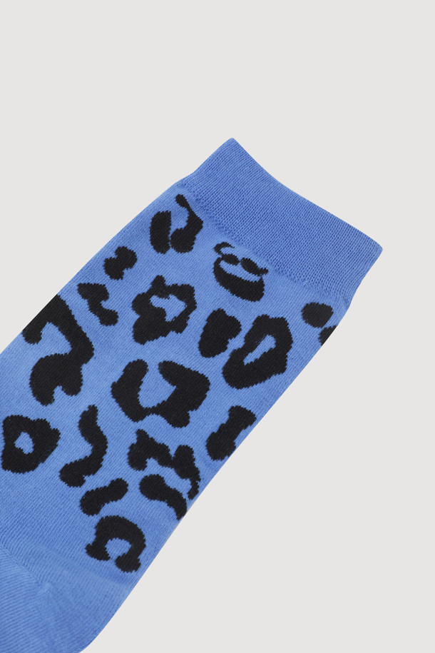 레오파드 삭스(블루)는 캐주얼한 스타일의 남녀 공용 양말입니다. 면 소재로 제작되어 부드러운 촉감을 제공하며, 사계절 내내 착용하기 좋습니다. 레오파드 패턴과 블루 컬러의 조화가 돋보이며, 엠블럼 디테일과 포인트 디자인으로 포인트를 더했습니다. 동네 마실룩, 산책룩 등 편안한 스타일에 매치하여 미니멀하고 클래식한 무드를 연출해보세요. 유연한 착용감으로 활동성을 높였습니다.

