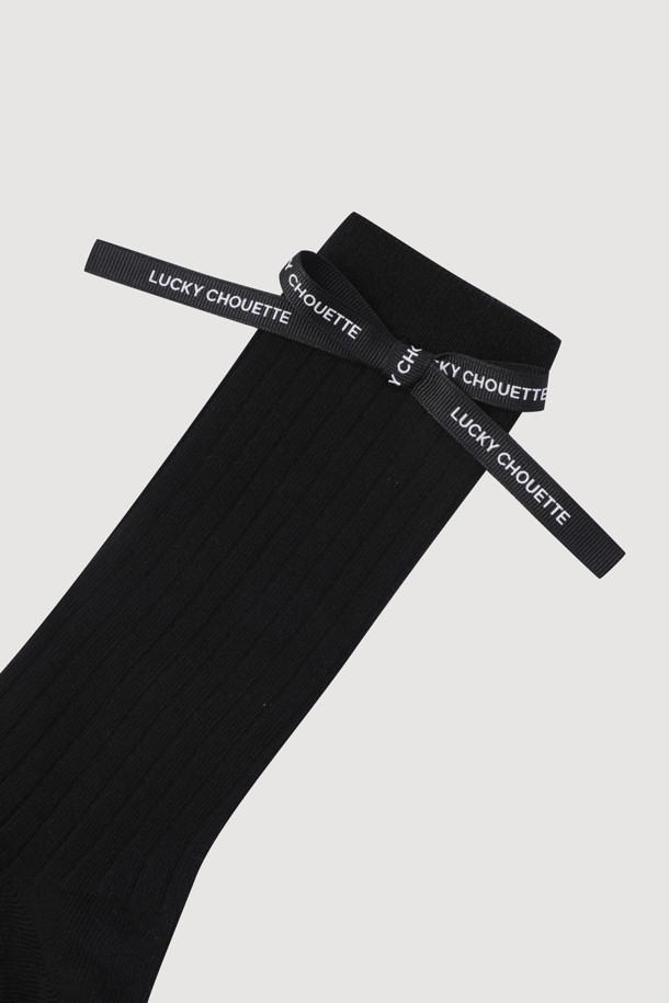 리본 포인트 골지 양말(블랙)은 부드러운 면 소재로 제작되어 편안한 착용감을 선사합니다. 일상복은 물론, 집콕룩으로도 활용하기 좋은 아이템입니다. 걸리시, 캐주얼, 미니멀 스타일을 즐겨 입는 여성분들께 추천합니다. 발목 부분의 리본 디테일이 사랑스러운 포인트를 더합니다. 블랙 컬러의 골지 양말로 어떤 스타일에도 매치하여 세련된 룩을 연출해보세요.
