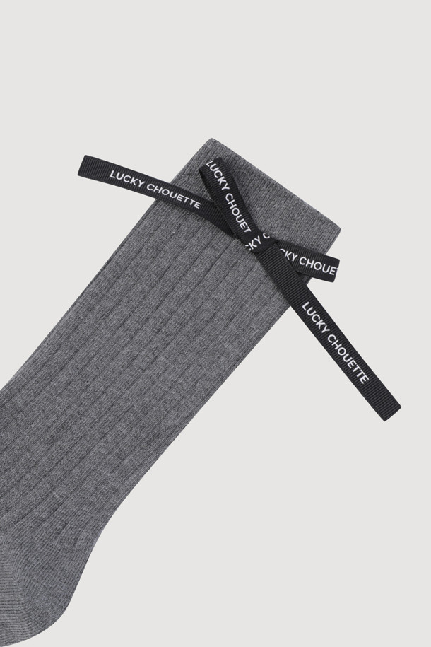 리본 포인트 골지 양말(grey)는 여성용으로, 부드러운 면 소재로 제작되어 편안한 착용감을 선사합니다. 미니멀하고 캐주얼한 스타일을 연출하기 좋으며, 일상생활에서 활용하기 좋습니다. 그레이 컬러에 골지 패턴으로 포인트를 주고, 사랑스러운 리본 디테일이 돋보입니다. 단품으로 제공됩니다.
