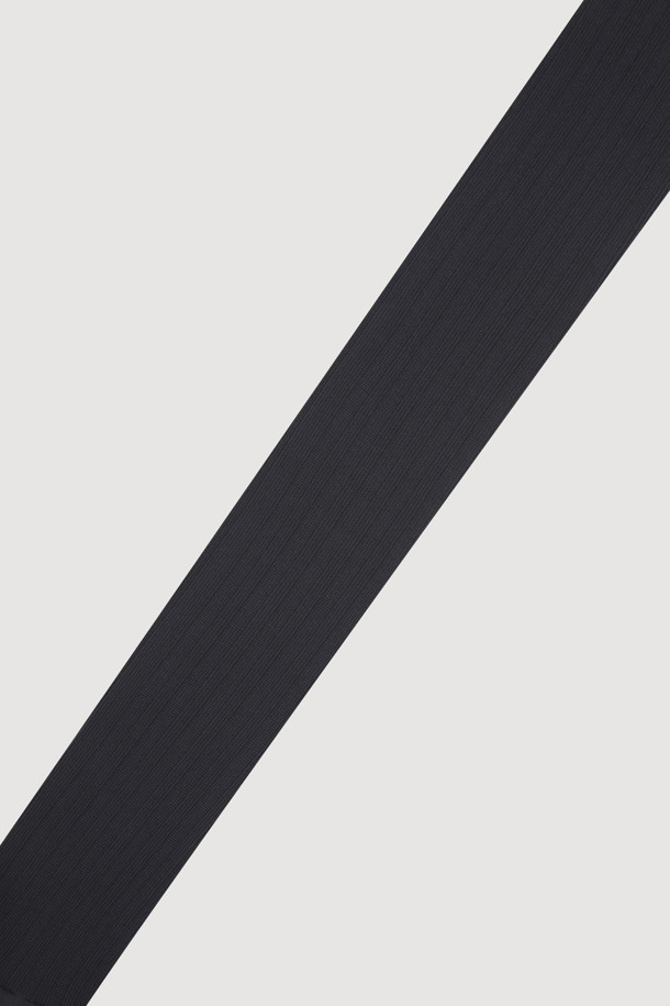 립 파이버러스 티슈 스타킹(다크 그레이)은 부드러운 촉감의 나일론 소재로 제작되어 유연한 착용감을 선사합니다. 다크 그레이 컬러와 골지 패턴이 클래식하면서도 세련된 스타일을 연출하며, 얇은 두께로 봄, 가을, 겨울에 활용하기 좋습니다. 출근룩, 겨울 데일리룩, 오피스룩 등 다양한 TPO에 맞춰 클래식, 미니멀, 시크한 스타일을 완성할 수 있습니다. 골조직 디자인과 웨어러블한 디자인은 어떤 룩에도 자연스럽게 어울립니다. 신축성이 뛰어나 편안한 활동성을 보장합니다.
