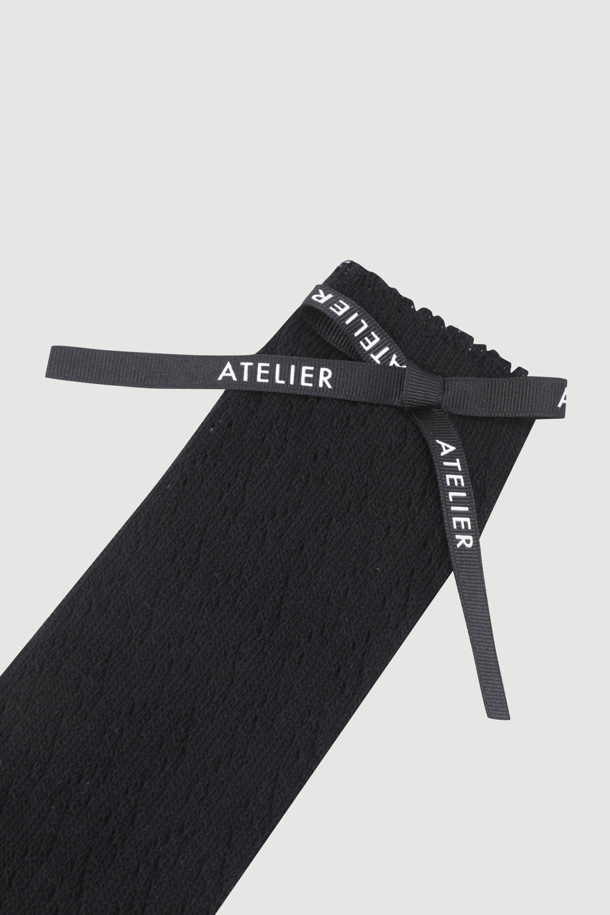 [Re-Order] 에이-리본 데코레이션 루미 삭스(A-Ribbon Decoration Roomy Socks)는 캐주얼하고 미니멀한 스타일을 추구하는 분들을 위한 양말입니다. 발목 상단에 레터링 리본 디테일이 사랑스러운 포인트를 더하며, 부드러운 코튼 소재로 제작되어 편안한 착용감을 선사합니다. 조직감이 돋보이는 패턴과 얇은 두께로 사계절 내내 활용 가능하며, 동네 마실룩이나 집콕룩에 잘 어울립니다. 블랙 컬러로 어떤 옷에도 매치하기 쉬워 데일리 아이템으로 추천합니다.
