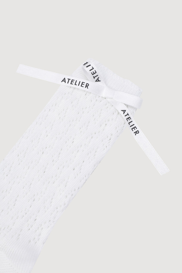 [Re-Order] A-리본 데코레이션 루미 삭스 (룸 양말)는 발목 상단 리본 디테일이 돋보이는 제품입니다. 화이트 컬러의 면 소재로 제작되어 사계절 내내 편안하게 착용할 수 있습니다. 캐주얼, 스트릿, 미니멀 스타일을 즐겨 입는 분들께 추천하며, 동네 마실룩이나 집콕룩에 포인트 아이템으로 활용하기 좋습니다. 조직감 있는 패턴으로 밋밋함을 덜어내고, 일상 속에서 개성을 드러낼 수 있습니다.
