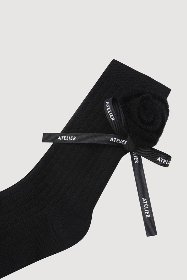 A-플라워 모티브 삭스(블랙)는 데이트룩, 카페룩에 어울리는 양말입니다. 면 소재로 제작되어 부드러운 촉감을 선사하며, 플라워 모티브 니트 테이프로 포인트를 더했습니다. 유니크 클래식, 스마트 캐주얼, 하이브리드 스타일을 연출하기에 좋으며, 골지 패턴으로 디자인되었습니다. 일상복에 센스 있는 포인트를 더할 수 있는 아이템입니다.
