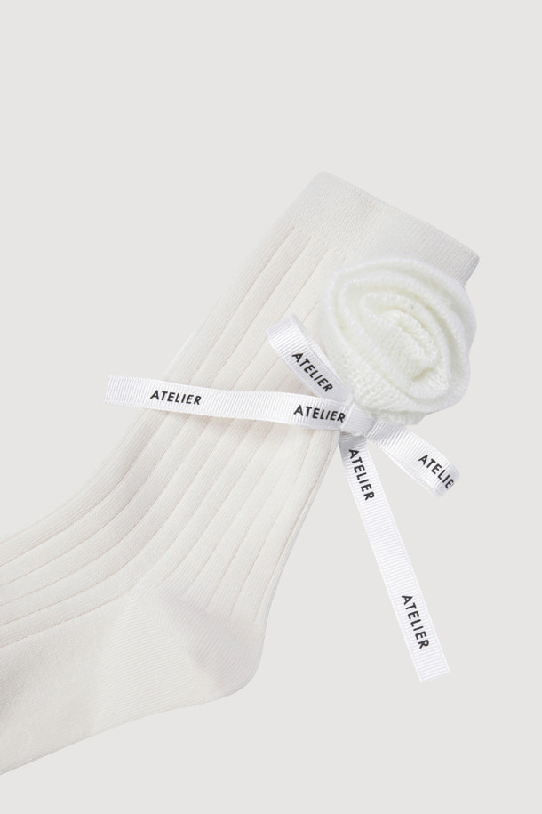 A-플라워 모티브 삭스(아이보리)는 부드러운 면 소재로 제작되어 편안한 착용감을 선사합니다. 플라워 패턴과 골지 디자인, 그리고 리본과 니트 테이프 디테일이 돋보이는 포인트 양말입니다. 얇은 두께감으로 사계절 내내 활용 가능하며, 캐주얼, 클래식, 미니멀 스타일 모두에 매치하기 좋습니다. 산책룩, 동네 마실룩, 집콕룩 등 다양한 TPO에 맞춰 활용해보세요. 아이보리 컬러로 어떤 룩에도 은은하게 포인트를 더해줍니다.
