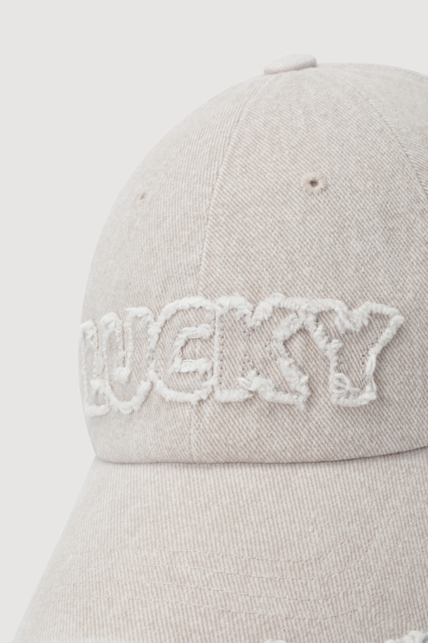 레터링 포인트 워싱 볼 캡(라이트 베이지)은 캐주얼하고 빈티지한 스타일을 연출하기 좋은 볼캡입니다. 부드러운 면 소재로 제작되어 편안한 착용감을 선사하며, 봄, 여름, 가을 시즌에 활용하기 좋습니다. 앞면의 럭키 레터링 자수 포인트와 워싱 디테일이 돋보이며, 후면의 버클을 통해 사이즈 조절이 가능합니다. 동네 마실룩, 산책룩, 봄 소풍룩 등 다양한 TPO에 활용하여 미니멀하면서도 개성 있는 스타일을 완성해보세요. 일반적인 챙 넓이와 모자 깊이로 부담 없이 착용할 수 있습니다.
