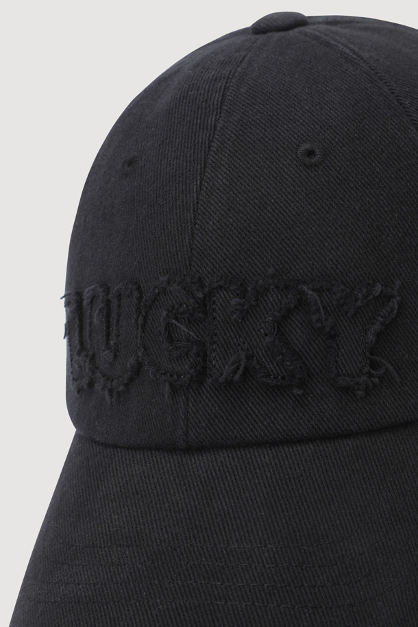 레터링 포인트 워싱 볼캡(블랙)은 캐주얼과 미니멀 스타일을 선호하는 분들을 위한 모자입니다. 부드러운 면 소재로 제작되어 편안한 착용감을 제공하며, 워싱 기법으로 자연스러운 빈티지 무드를 연출합니다. 챙 넓이와 모자 깊이는 일반적인 형태로, 다양한 스타일과 잘 어울립니다. 전면의 레터링 자수 포인트가 돋보이며, 후면 버클을 통해 사이즈 조절이 가능하여 누구나 편안하게 착용할 수 있습니다. 동네 마실룩, 산책룩, 봄 소풍룩에 안성맞춤인 아이템입니다.
