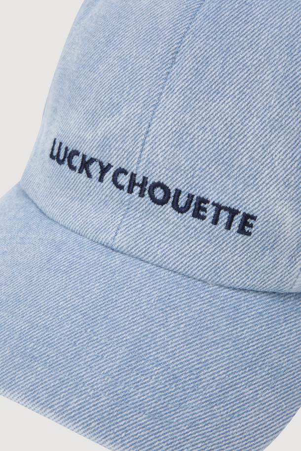 블루 컬러의 백 스트랩 포인트 데님 볼캡입니다. 데님 소재로 제작되어 캐주얼하고 스트릿한 스타일을 연출하기 좋습니다. 앞면 럭키 레터링 자수와 양 사이드 셔링 디테일이 디자인 포인트입니다. 뒷면 버클로 사이즈 조절이 가능하며, 끈으로 묶어 다양한 스타일을 낼 수 있습니다. 동네 마실룩, 산책룩, 봄 소풍룩에 매치하여 개성 있는 스타일을 완성해보세요.
