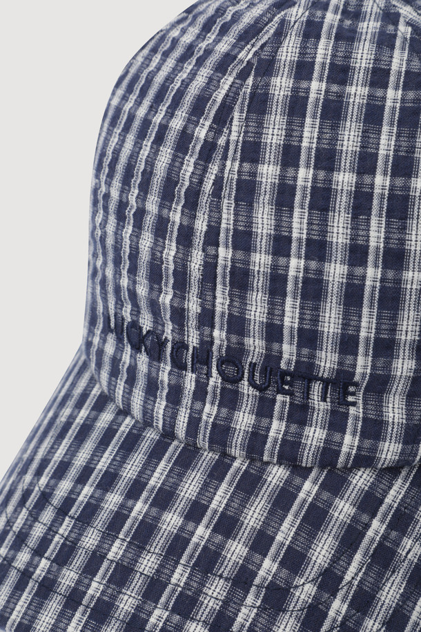 백 스트랩 포인트 데님 볼캡(멀티 컬러)은 캐주얼 및 스트리트 스타일을 즐기는 분들을 위한 모자입니다. 봄, 여름, 가을 계절에 착용하기 좋으며, 데님 소재와 멀티 컬러 체크 패턴으로 디자인되었습니다. 양 사이드 셔링 디테일과 앞면 레터링 자수, 뒷면 버클 사이즈 조절 및 끈 장식이 특징입니다. 일상생활에서의 동네 마실룩에 포인트를 더해줄 아이템입니다.
